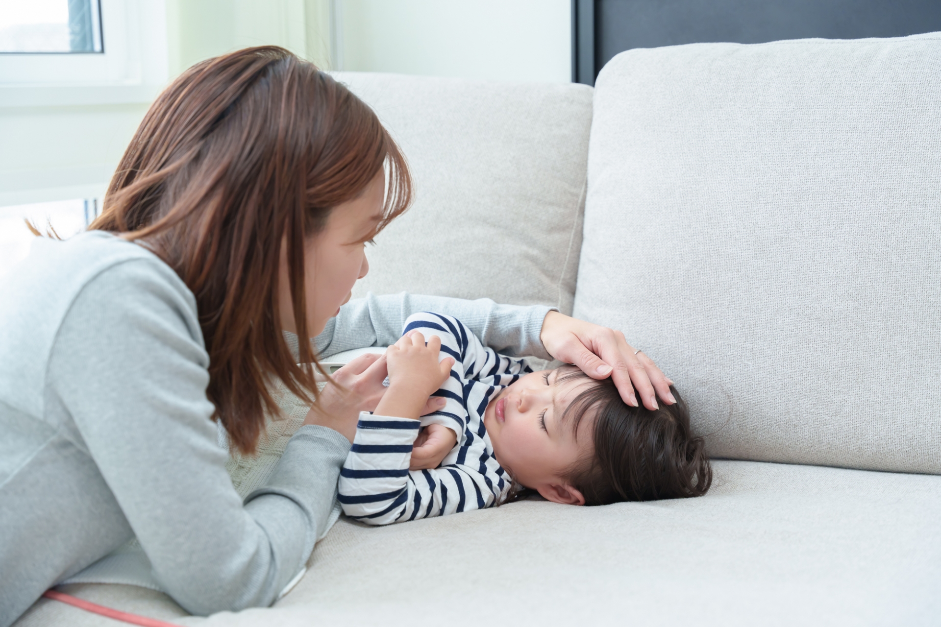 病児保育とは、仕事を休めない保護者のために病気の子どもを一時的に預かるサービスです。本記事では、病児保育の種類や利用条件、料金、利用方法を詳しく解説。いざという時に慌てないための事前準備のポイントも紹介します。各自治体の公式情報も掲載。