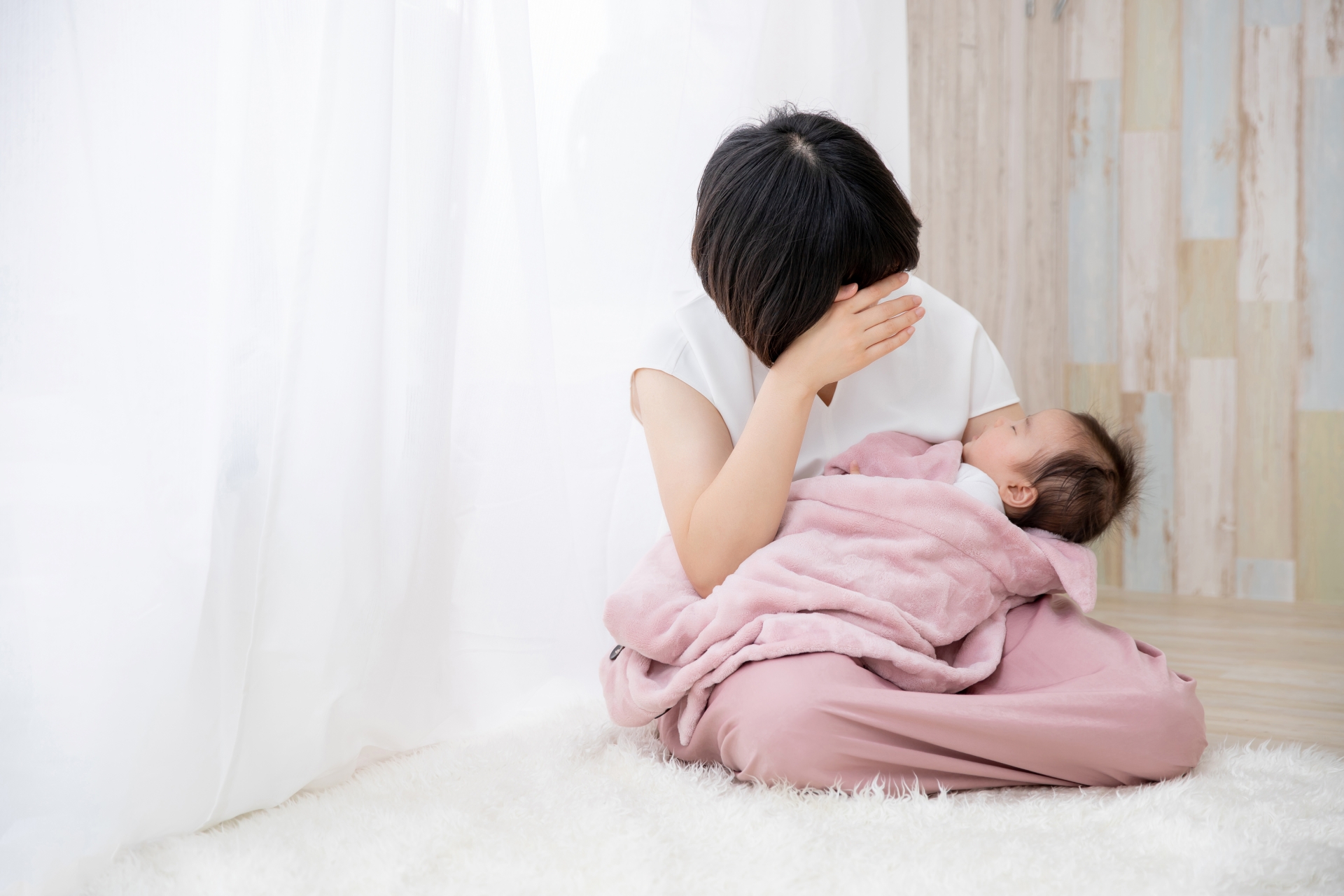 夜泣きの原因や対策を徹底解説！年代別の特徴と対応方法