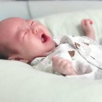 夜泣きの原因や対策を徹底解説！年代別の特徴と対応方法
