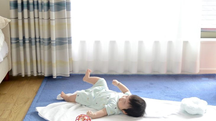赤ちゃんの寝返りが始まる時期と進み具合：3ヶ月・4ヶ月・5ヶ月児の特徴とアドバイス