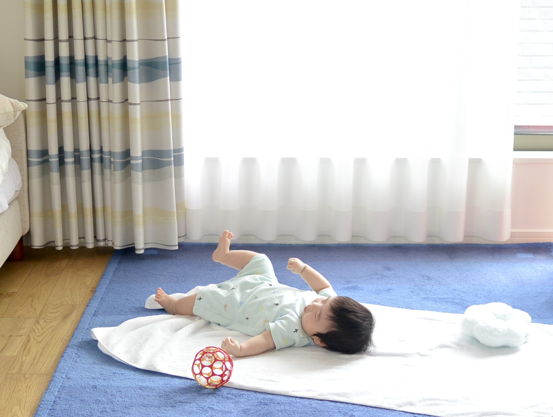 赤ちゃんの寝返りが始まる時期と進み具合：3ヶ月・4ヶ月・5ヶ月児の特徴とアドバイス