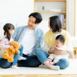 子どもが人見知りをしない年齢別の特徴と親の接し方