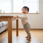 赤ちゃんのつかまり立ちはいつから？時期や目安を徹底解説