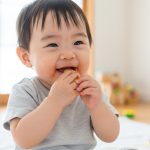 手づかみ食べはいつから？始め方から簡単レシピ、スプーン練習まで完全ガイド