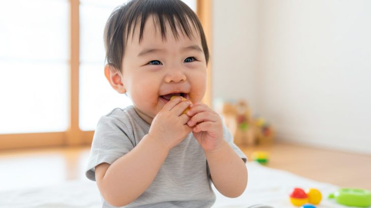 手づかみ食べはいつから？始め方から簡単レシピ、スプーン練習まで完全ガイド