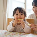 【初めての方向け】手づかみ食べはいつから？始め方・レシピ・しない時の対処法まで完全ガイド